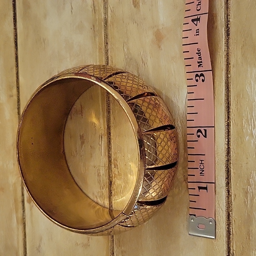 Bangle - Gold tone patterned. - Picture 3 of 3